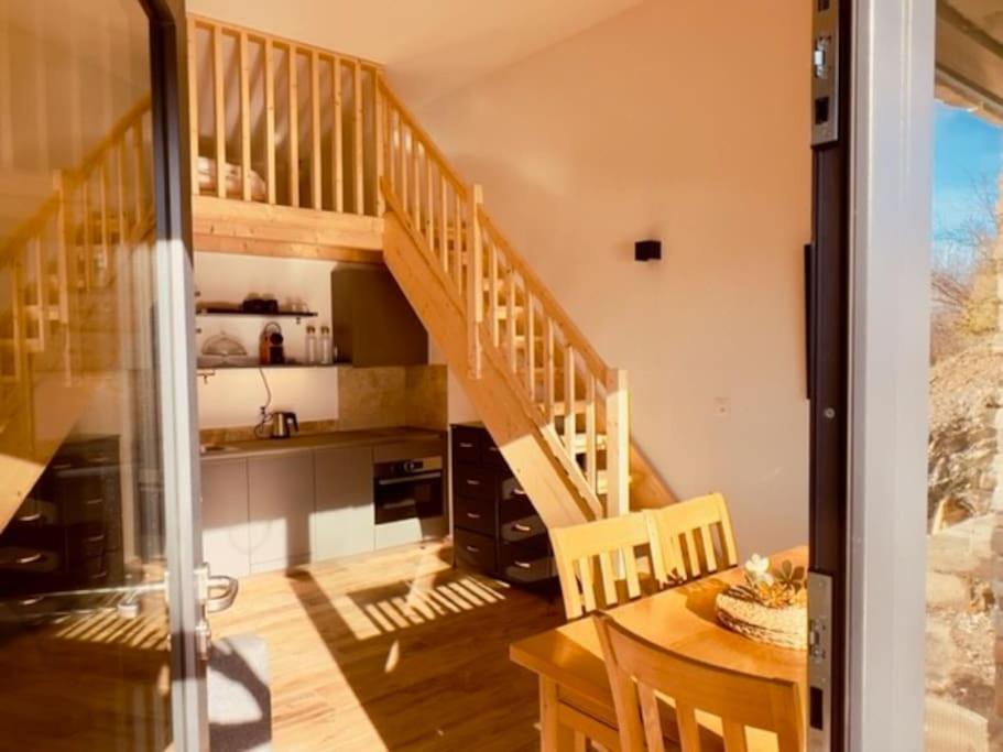 Chic Small New Apartment Up To 4 People, Pets Allowed Ланс Экстерьер фото