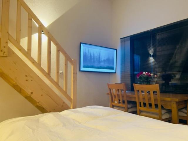 Chic Small New Apartment Up To 4 People, Pets Allowed Ланс Экстерьер фото