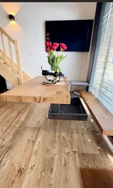 Chic Small New Apartment Up To 4 People, Pets Allowed Ланс Экстерьер фото